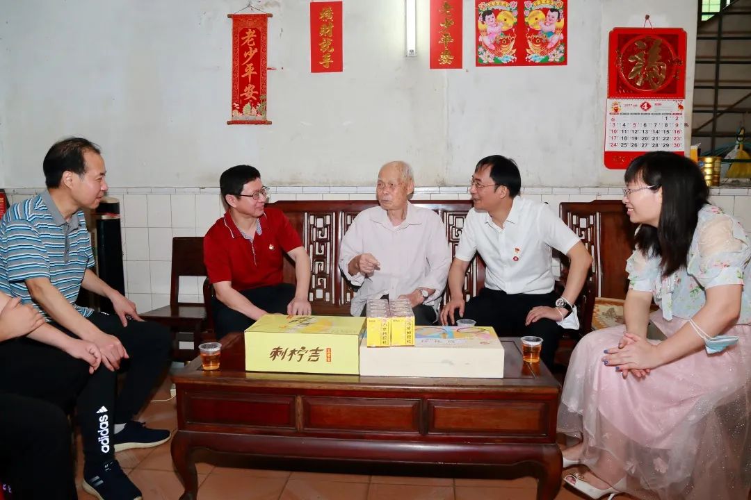 强国回复有我 传承劳模心灵——白云山1277星际电子游戏公司辅导“五一”前夕走访慰问劳动圭表和基层一线员工